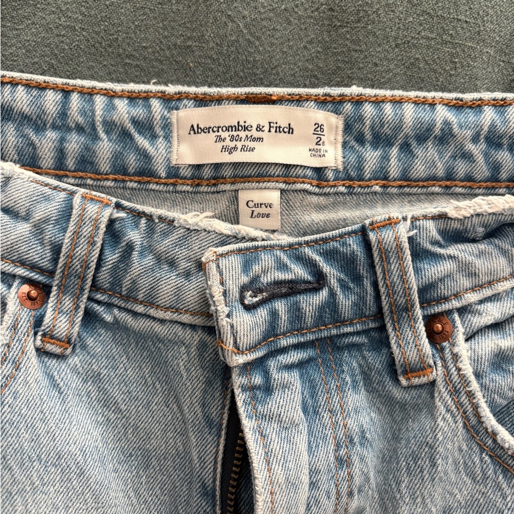 Abercrombie & Fitch Light Blue ‘80s Mom High Rise Curve Love